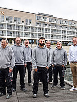 Montage-Team von Gärtner Elektrotechnik vor dem SlowDown-Hotel in Travemünde