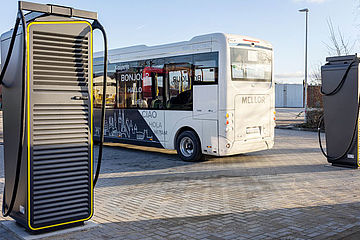 Busbahnhof Kiel mit neuer Ladeinfrastruktur und einem Bus