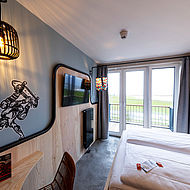 Blick in eines der Hotelzimmer mit Wandverkleidungen aus Holz im Hotel "Bretterbude"