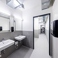 Blick in einen Waschraum mit neu installierten Elektrogeräten und neuer Bleuchtung